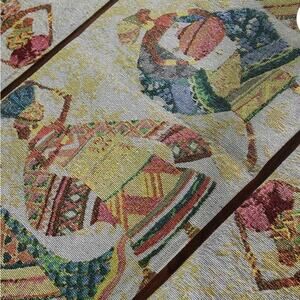 Set of 4 placemats and table runner in Jacquard Tribal Pattern